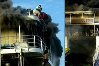Muž přes palubu! Pasažéři na Filipínách vyskakovali z hořícího trajektu