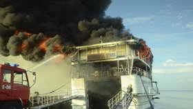 Cestující ve filipínském přístavu vyskakovali z hořícího trajektu.