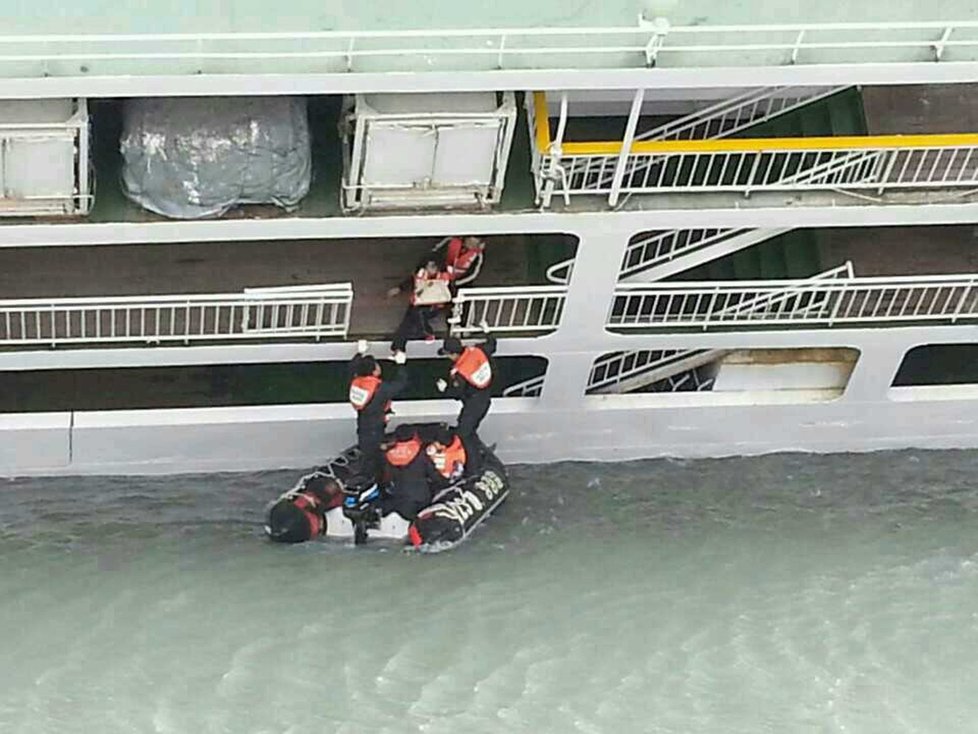 Z lodi se podařilo zachránit asi 170 lidí