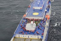 Plameny zachvátily trajekt s 300 lidmi u švédského pobřeží: Hořela auta na palubě