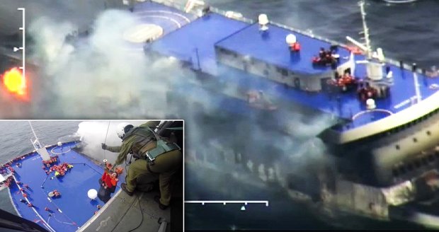 Záchranné čluny na trajektu jim shořely: Cestující tahali lanem do vrtulníku!