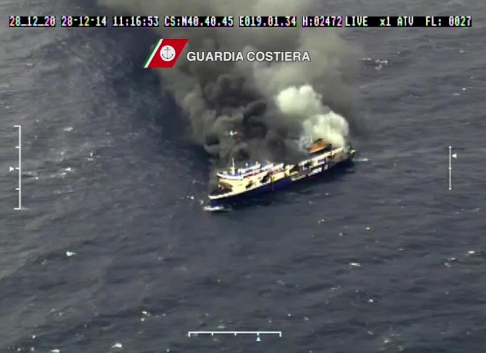 Požár trajektu Norman Atlantic nedaleko Řecka a záchrana cestujících