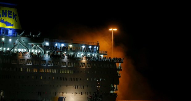 Požár na luxusním trajektu s 1000 turisty v Řecku: Vyjel z Atén, na Krétu nedojel