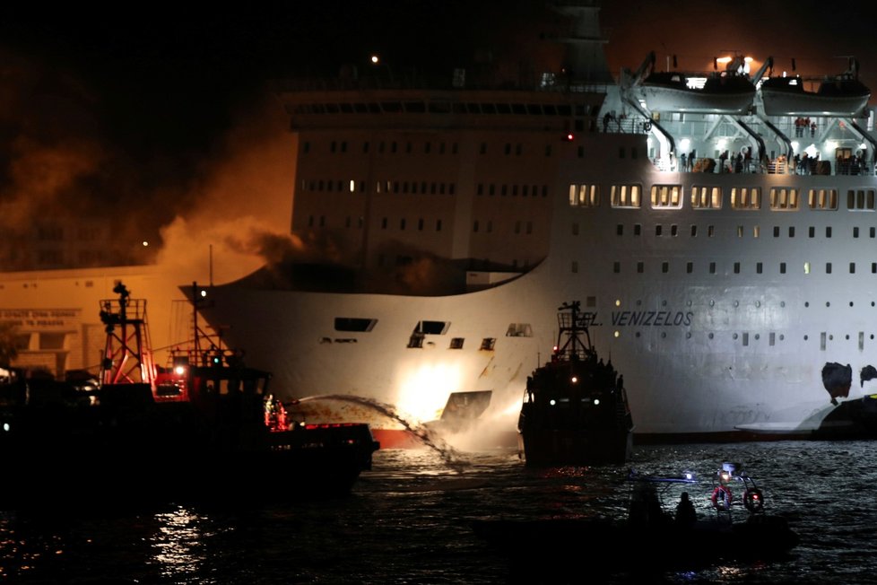 Na trajektu vezoucím přes 1000 lidí vypukl požár. Obří loď se musela vrátit do přístavu a všichni museli být evakuováni.