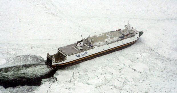 Trajekt téměr s tisícovkou pasažérů uvízl v ledových krách u švédského pobřeží.
