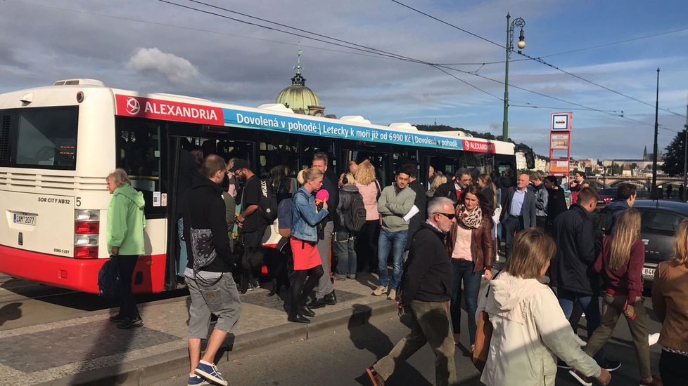 Mezi Palackého náměstím a Podolskou vodárnou nejezdí tramvaje.