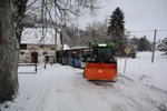 Traktor na Domažlicku dostal smyk a naboural autobus.