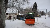 Pozor, klouže to! Traktor na Domažlicku jel vyprostit autobus, cestou boural