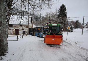 Traktor na Domažlicku dostal smyk a naboural autobus.