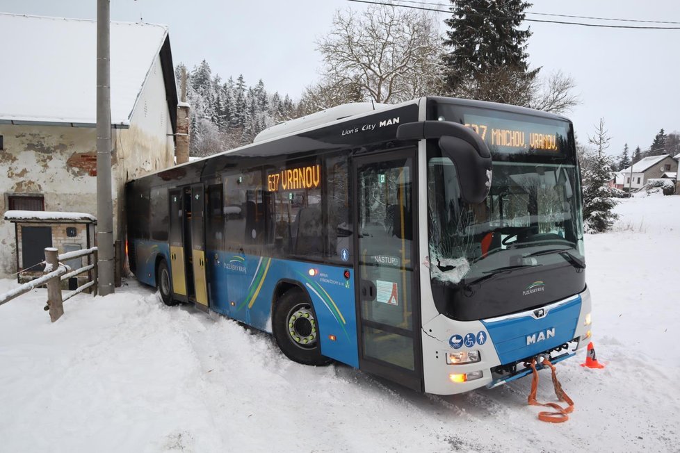 Traktor na Domažlicku dostal smyk a naboural autobus.