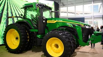 John Deere představil autonomní traktor. Sám zaseje i rozpozná plevel