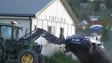 Naštvaný prodavač chytil zloděje radlicí traktoru