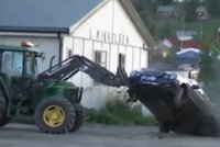 Naštvaný prodavač chytil zloděje radlicí traktoru