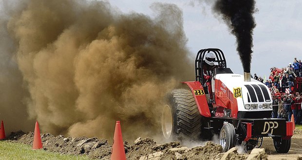 Traktor v plném tempu na trati. Lidé v blízkém okolí si zřejmě mysleli, že se blíží tornádo.