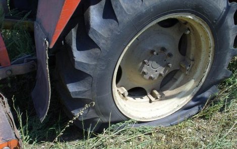 Výbuch roztrhal pneumatiku na traktoru.
