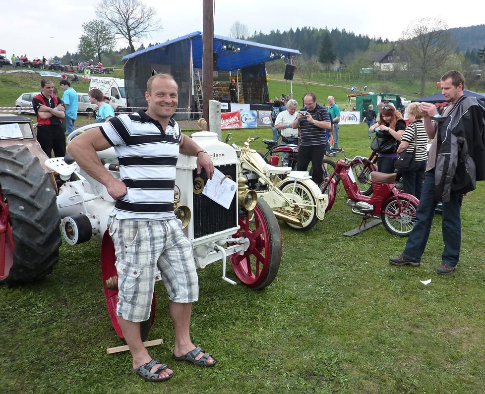 Bílým Fordsonem na kliku se René pyšní na různých akcích. Třeba na srazech veteránů nebo dožínkách.