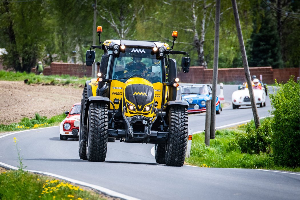 Macík a Brabec se výzev nebojí. Podívejte se, jak Rallye Šumava odjeli v traktoru!