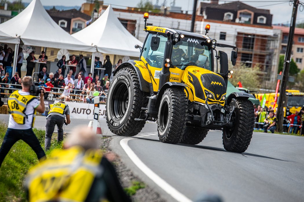 Macík a Brabec se výzev nebojí. Podívejte se, jak Rallye Šumava odjeli v traktoru!