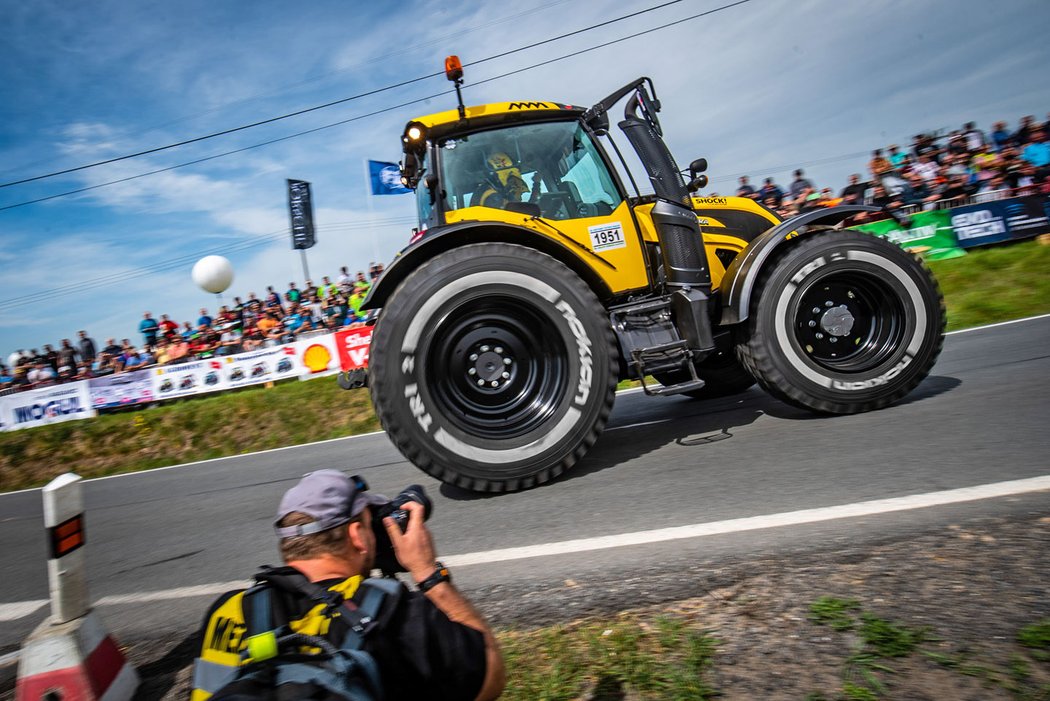 Macík a Brabec se výzev nebojí. Podívejte se, jak Rallye Šumava odjeli v traktoru!