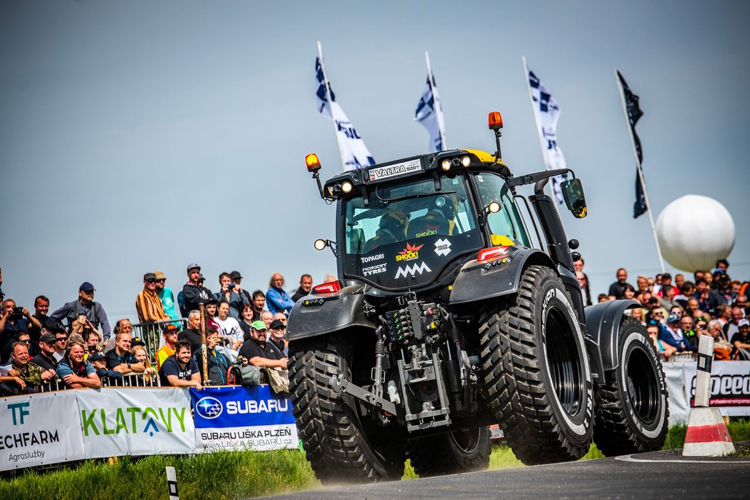 Macík a Brabec se výzev nebojí. Podívejte se, jak Rallye Šumava odjeli v traktoru!