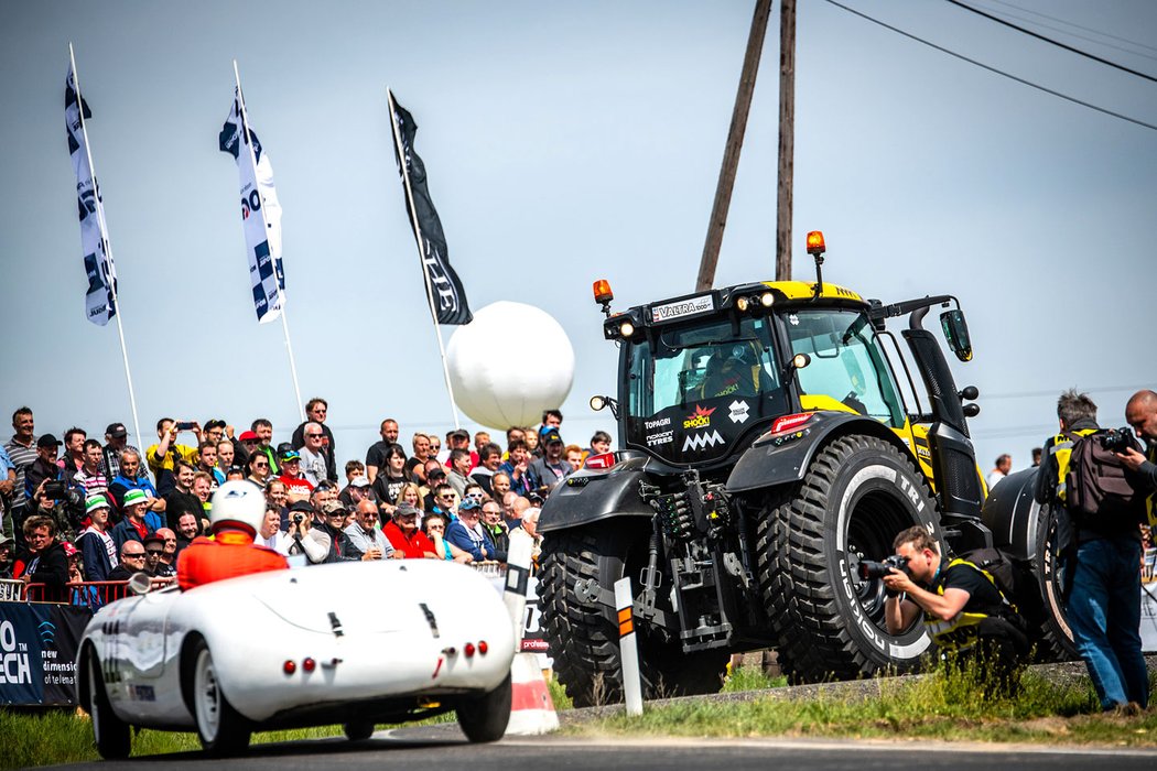 Macík a Brabec se výzev nebojí. Podívejte se, jak Rallye Šumava odjeli v traktoru!