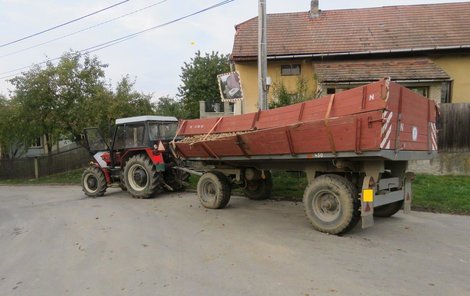 Viníkem nehody byl řidič traktoru přepravující brambory.