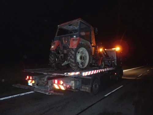 Senior na Opavsku narazil do traktoru, ten se převrátil. Jely v něm dvě děti!