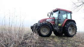 (Ilustrační foto) Na Uherskohradišťsku se převrátil traktor, jeho řidič zemřel