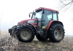 (Ilustrační foto) Na Uherskohradišťsku se převrátil traktor, jeho řidič zemřel