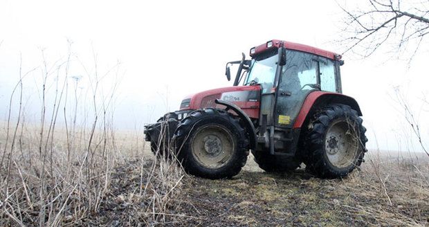 (Ilustrační foto) Na Uherskohradišťsku se převrátil traktor, jeho řidič zemřel