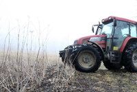 Seniora na Žďársku přimáčkl traktor: Byl na místě mrtvý