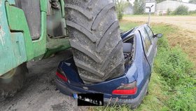 Traktor se střetl s osobním autem a zcela ho zdemoloval