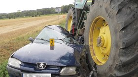 Traktor se střetl s osobním autem a zcela ho zdemoloval