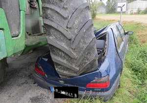 Traktor se střetl s osobním autem a zcela ho zdemoloval
