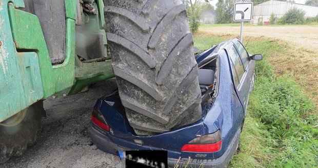 Traktor slisoval za jízdy osobák: Řidičku zachránilo, že nebyla připoutaná 