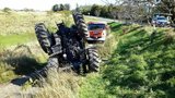 Na tuhle lekci autoškoly nezapomene: Žákyně převrátila traktor na střechu i s učitelem