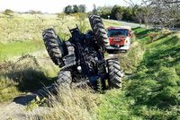 Na tuhle lekci autoškoly nezapomene: Žákyně převrátila traktor na střechu i s učitelem