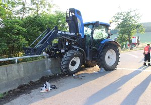 Traktoristovi u Moravských Bránic selhaly brzdy, projel křižovatkou a zasekl se o most nad železnicí. Na koleje přitom spadlo tunové závaží.