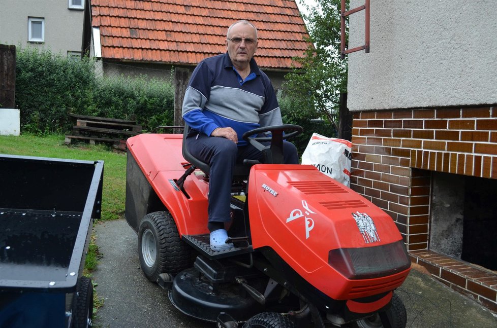 František Pavelek z Veřovic na traktoru, který ho vyšel původně na 28 tisíc.