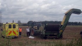 Na poli nedaleko Lysé nad Labem došlo k tragédii, traktor zde přejel ženu