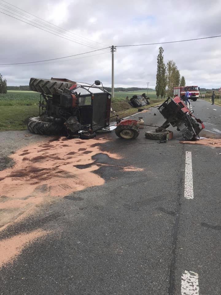 U Holostřev na Tachovsku se srazil při pronásledování dealera marihuany policejní vůz s traktorem.