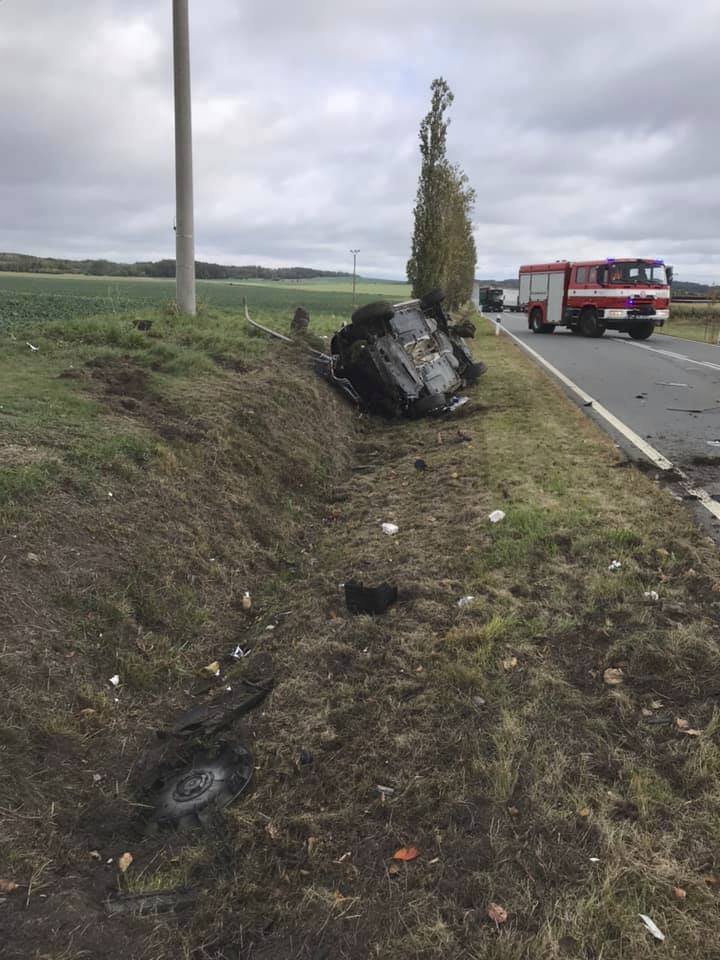 U Holostřev na Tachovsku se srazil při pronásledování dealera marihuany policejní vůz s traktorem.