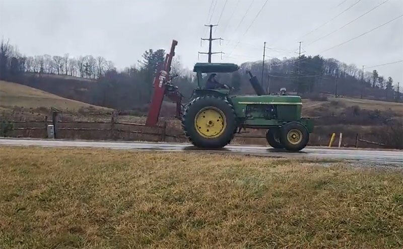 Policisté v USA pronásledovali traktor