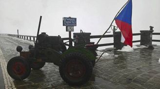 Prvorepublikový traktor Svoboda, který komunisté nechtěli, pokořil alpský Grossglockner. Podívejte se