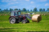 Tragédie na farmě: Chlapec zemřel v balíkovači sena!