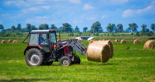 Tragédie na farmě: Chlapec zemřel v balíkovači sena!