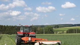 Honza (25) usnul na poli a traktor mu usekl obě nohy: Město se mu skládá na vozík i auto