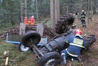 Traktoristu v lese u Prostřední Bečvy zavalil jeho stroj: Muž na místě zemřel