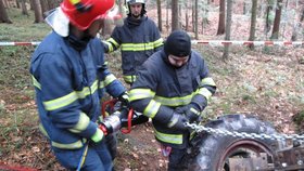 Traktoristu v lese u Přostřední Bečvy zavalil jeho stroj: Muž na místě zemřel