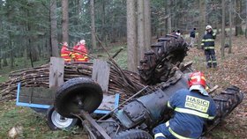 Traktoristu v lese u Přostřední Bečvy zavalil jeho stroj: Muž na místě zemřel